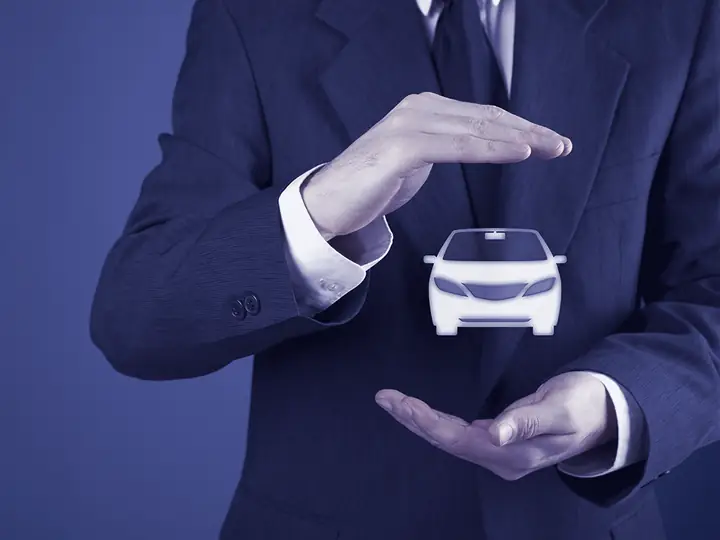 Mãos de um mediador a proteger a imagem de um automóvel