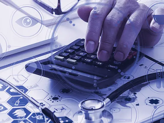 Mão a usar uma calculadora