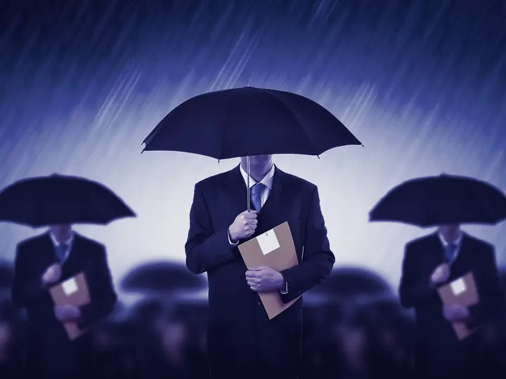 Três homens de fato, cada um com o seu guarda-chuva